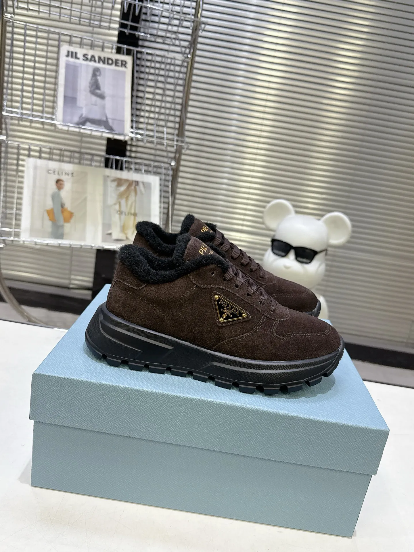 【PRADA】P: 660💰Couple style▪️Size: Women’s 35-40⚛Size: Men’s 39-44(45 customized) 2025 𝐬𝐬Prada’s new product, coming with strength! ❣️Many Internet celebrities have the same style, fashionable and versatile nice items, original shoes are developed and purchased from Italian counters, and are reproduced 1:1 according to the original taste. This year’s theme is not to be defined, embodying texture through simplicity💛From thick-soled sneakers to zigzag short boots to 2025 flat shoes, everything reveals a sure-fire momentum... It combines gentleness and handsomeness, the finishing touch for women❤️ Wear-resistant and ultra-light two-color outsole.